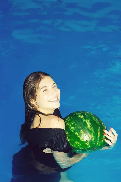 Donna con anguria in piscina — Foto Stock