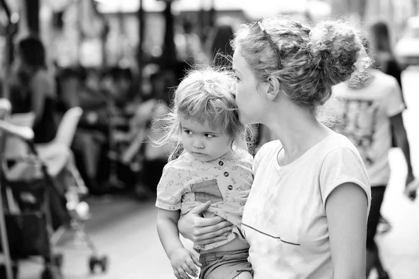 Matka má syna v ulici — Stock fotografie