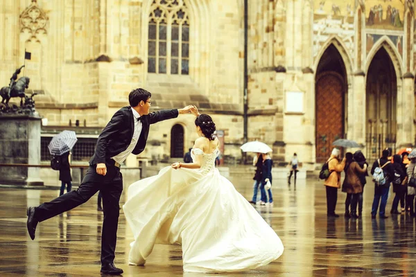 Китайський нареченого і нареченої танцю — стокове фото