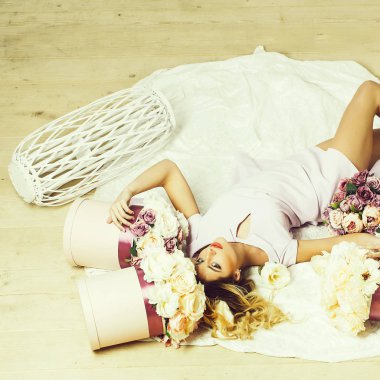 çiçek kutuları ile güzel kız