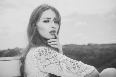 Beyaz elbiseli, moda şehvetli kadın