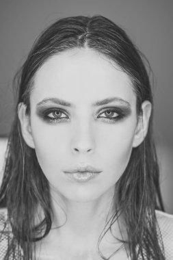 Model parlak göz gölgeler ile makyaj, makyaj. Kadın glamour bakışla, makyaj makyaj.