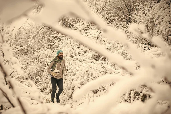 Ο άνθρωπος σε θερμική σακάκι, γένια ζεστό το χειμώνα. — Φωτογραφία Αρχείου