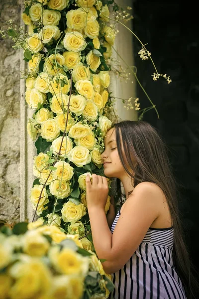 Νεαρό κορίτσι καλοκαιρινό φόρεμα μυρωδιά κίτρινο τριαντάφυλλο, άνοιξη — Φωτογραφία Αρχείου