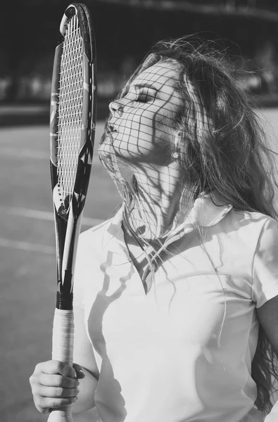 Tenis jogador mulher banho de sol com raquete sombra líquida no rosto — Fotografia de Stock