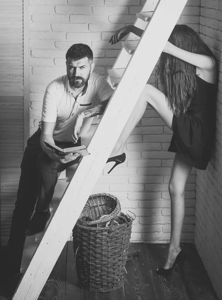 Jovem casal passar tempo juntos em escada de madeira — Fotografia de Stock