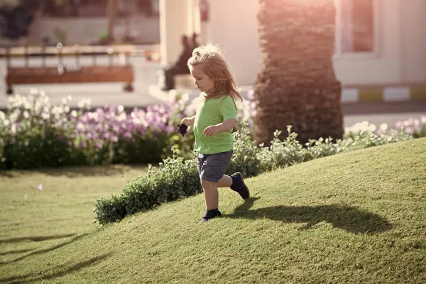 Piccolo adorabile bambino che corre sul prato — Foto Stock