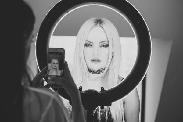 Beauté modèle femme pose pour smartphone caméra en studio — Photo