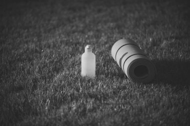 Mat ve yeşil çimen, spor salonu ekipman üzerinde plastik şişe