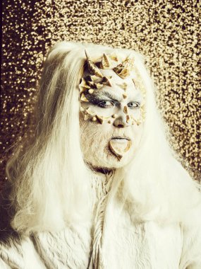 Şeytan altın bokeh arka plan üzerine beyaz kumaş