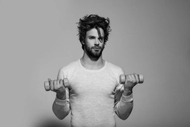 adam halter veya halter egzersiz ile darmadağınık ve uncombed uzun saç ve sakal gri arka plan, sabah egzersiz ve uyan, berber, beyaz iç çamaşırı yüzündeki spor