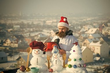 Adam santa şapka ve beyaz kış gününde üniforma