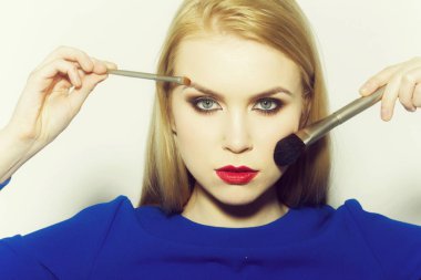 Kız makyaj ve toz yüzünde uygulama fırçaları ile