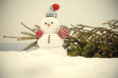 Noel ağacı ve karlı zemin üzerine beyaz gökyüzü kardan adam