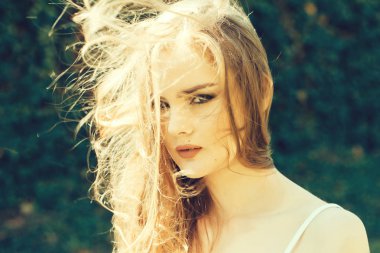 Uzun Saçlı Güzel Kız