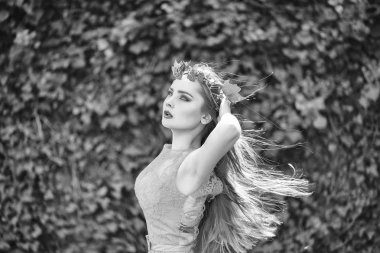 mavi elbiseli güzel kız