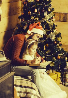 Sakallı Noel Baba ve kız yazma