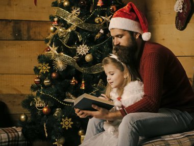 Yeni yıl küçük kız ve erkek, peri masalı. Xmas parti kutlama, babalar günü. Noel mutlu çocuk ve baba kitap okuyun. Noel Baba çocuk ve Noel ağacı, sakallı adam. Kış tatil ve tatil.