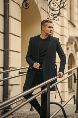 Siyah kıyafeti genç adamın eski şehirde girer.