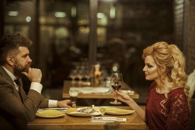 Çift zevk tarihi kafede gülen yan görünüm portre