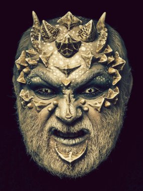 Yabancı veya sürüngen makyaj keskin dikenler ve siğiller ile