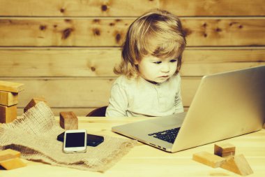 Bilgisayar ve telefon ile küçük çocuk