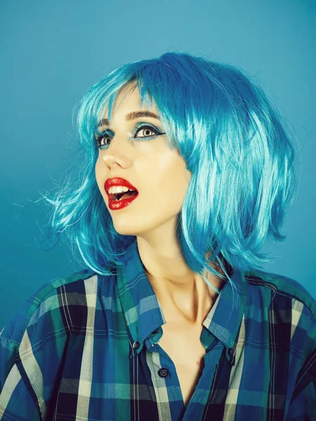 Flicka med ljusa konstgjort hår. — Stockfoto