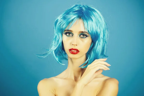 Žena v modré paruce s módní make-up. — Stock fotografie
