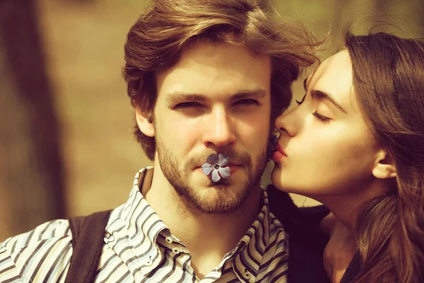 Frau mit geschlossenen Augen küsst schönen Mann auf die Wange — Stockfoto