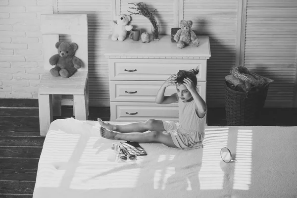 아이 컬러와 현대적인 인테리어에 유행 복장 착용 — 스톡 사진