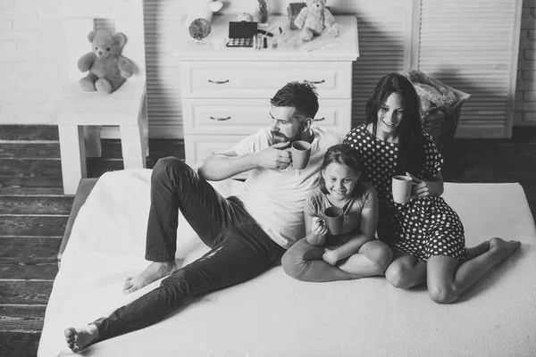 Familie mit fröhlichen und glücklichen Gesichtern drinnen — Stockfoto