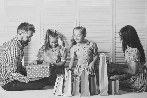 Madre, padre e hijas con bolsas y paquetes de compras —  Fotos de Stock