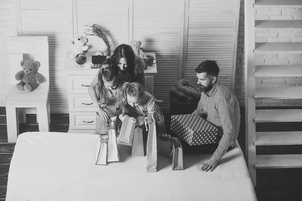 Mãe, pai e filhas com sacos de compras e pacotes — Fotografia de Stock