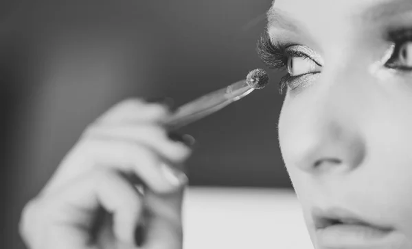 Mooie jonge vrouw toegepast mascara, studio schoonheid portret — Stockfoto