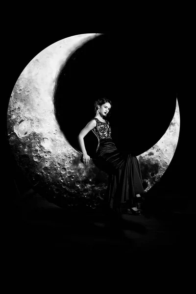 Γυναίκα στην φόρεμα στο φεγγάρι — Φωτογραφία Αρχείου