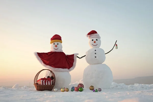 Nouvel an bonhommes de neige de neige dans le chapeau de Père Noël . — Photo