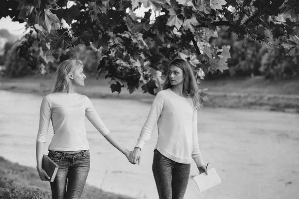 Twee jonge meisjes houden handen — Stockfoto