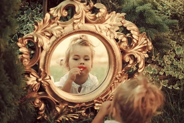 Дитяча дівчинка макіяжу обличчя в дзеркалі на природному ландшафті — стокове фото