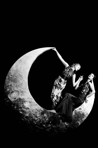 Γυναίκα στην φόρεμα στο φεγγάρι — Φωτογραφία Αρχείου