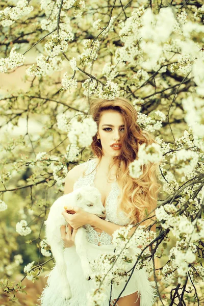 Femme avec chèvre en fleur — Photo