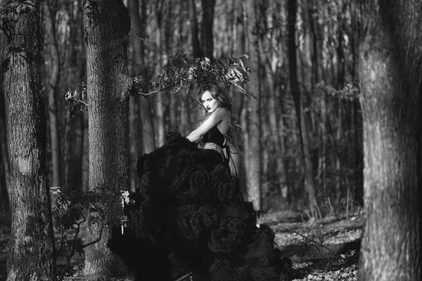 ormandaki zarif genç kadın