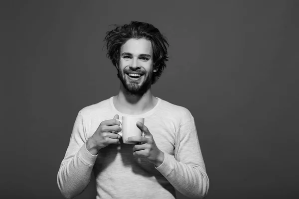 Homme souriant avec une tasse de thé ou de café — Photo