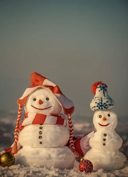 Bonhommes de neige en chapeaux sur fond naturel — Photo