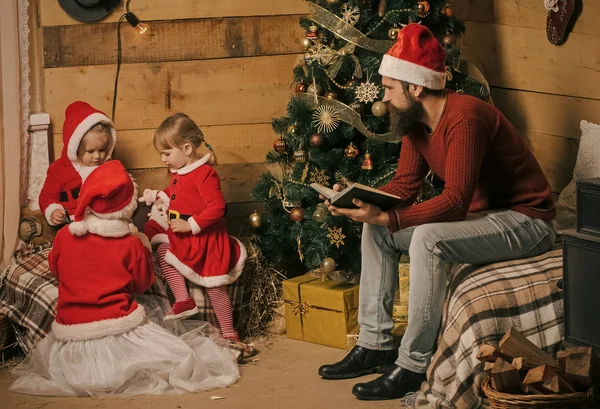 Babbo Natale bambino e uomo barbuto all'albero di Natale . — Foto Stock