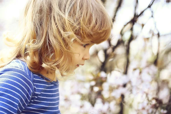 Menino com flor — Fotografia de Stock