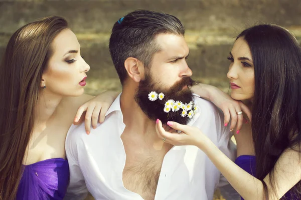 Barbudo hombre y mujeres en escaleras —  Fotos de Stock