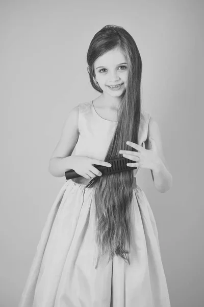 Liten flicka med eleganta långt hår, retro. — Stockfoto