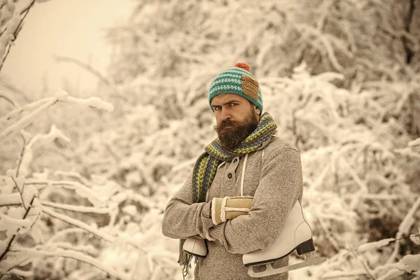 Homem de casaco térmico, barba quente no inverno . — Fotografia de Stock