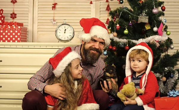 Família feliz comemorar o ano novo e Natal. — Fotografia de Stock