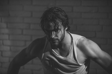 Sakal soyunmak uykulu adamla. Uykusuzluk, enerji, uncombed saçlı tek. Berber ve Kuaför, erkek moda. Sabah Uyan, günlük hayatın. İç çamaşırı dağınık saçlı adam.